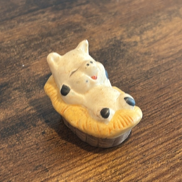 Vintage Enesco pig in basket, ceramic mini pigs in baskets mini porcelain pig - Picture 5 of 6